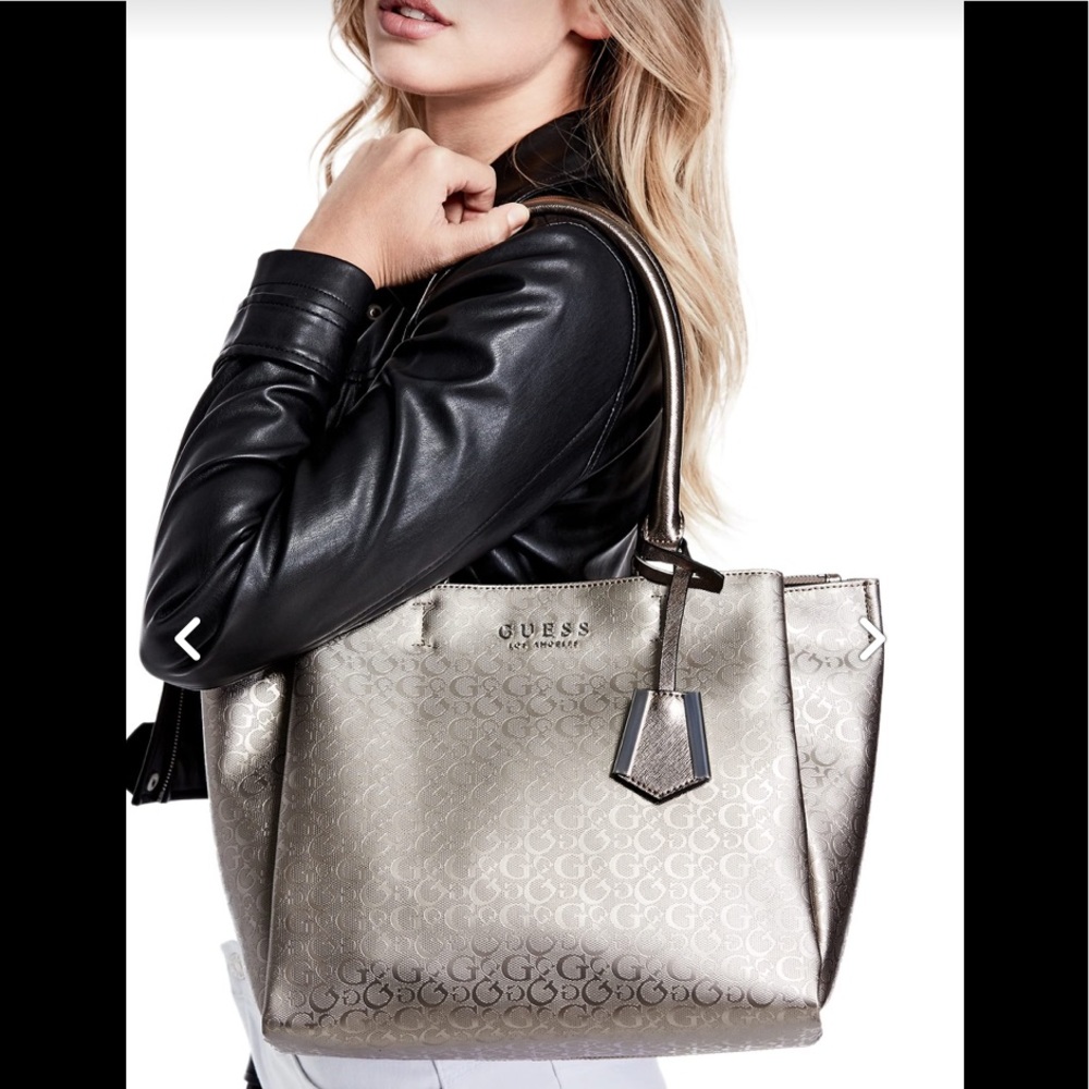 🔥GUESS RANKIN LOGO-DEBOSSED TOTE LIGHTLY USED AND COMPLETELY GORGEOUS!🔥